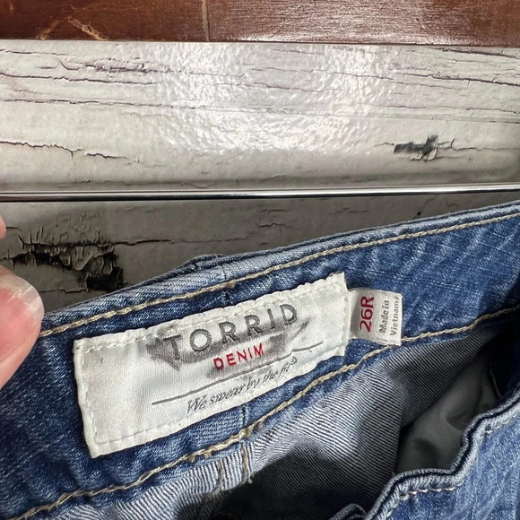 TORRID Girlfriend Distressed hem Cropped denim jeans Size 26R - Picture 4 of 8